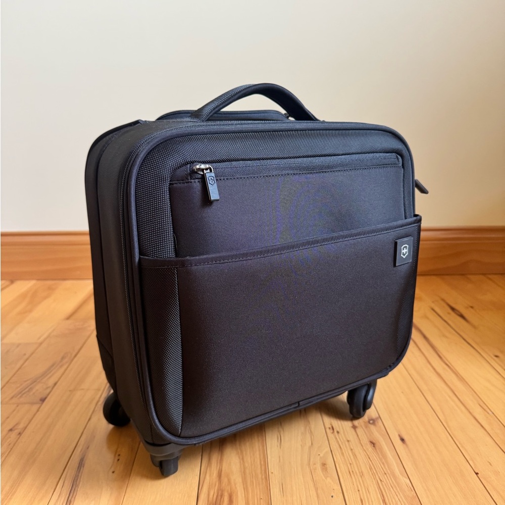 Victorinox Avolve 2.0 15” Carry On Overnight Spinner Suitcase - Picture 2 of 14